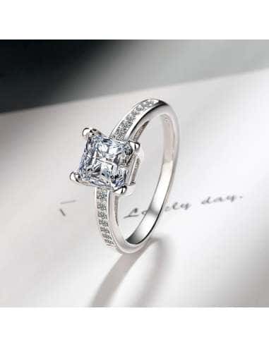 Anillo para mujer con Circonitas y Piedra Central Cuadrada en Plata de Ley - Plata 925