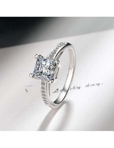 Anillo para mujer con Circonitas y Piedra Central Cuadrada en Plata de Ley - Plata 925