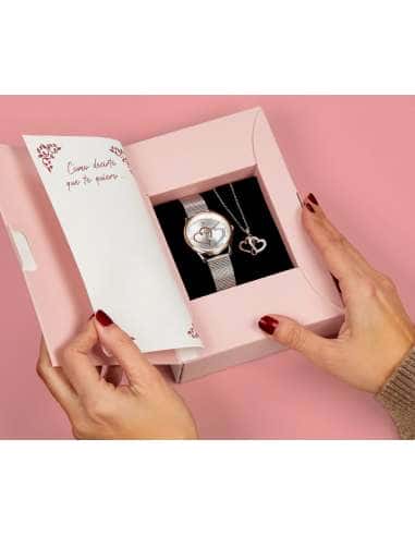 Anillo para Mujer corazón circonitas color rubí de Plata de 1ª Ley rodiada con Circonitas en microengaste.