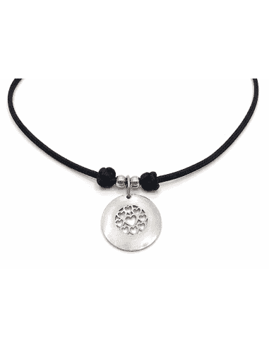 Collar de Seda Negra con Colgante Circular y Motivo de Corazones - Plata de ley
