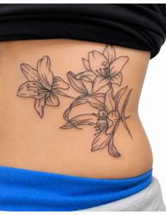 Tatuaje Floral de Lirios Fine Line – Elegancia y Delicadeza en la Piel