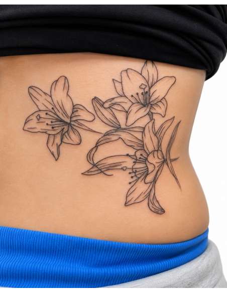 Tatuaje Floral de Lirios Fine Line – Elegancia y Delicadeza en la Piel