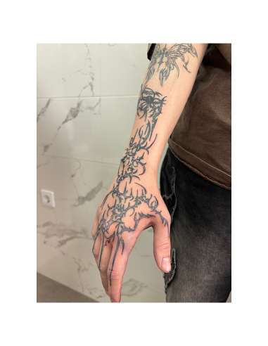 Tatuaje Orgánico Blackwork Mano | Tattoo Abstracto Moderno