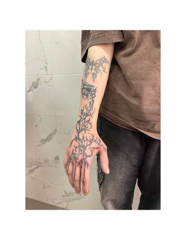Tatuaje Orgánico Blackwork Mano | Tattoo Abstracto Moderno