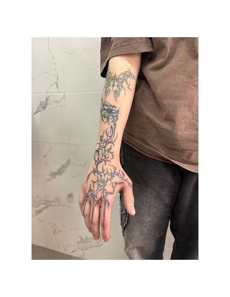Tatuaje Orgánico Blackwork Mano | Tattoo Abstracto Moderno