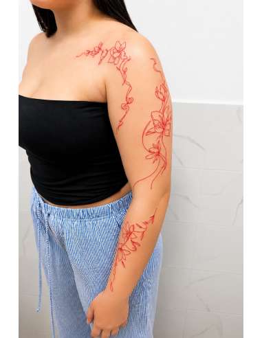 Tatuaje Red Work Floral Orgánico en Brazo | Diseño Fine Line Elegante