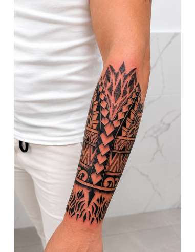 Tatuaje Geométrico Tribal Blackwork en Antebrazo Hombre